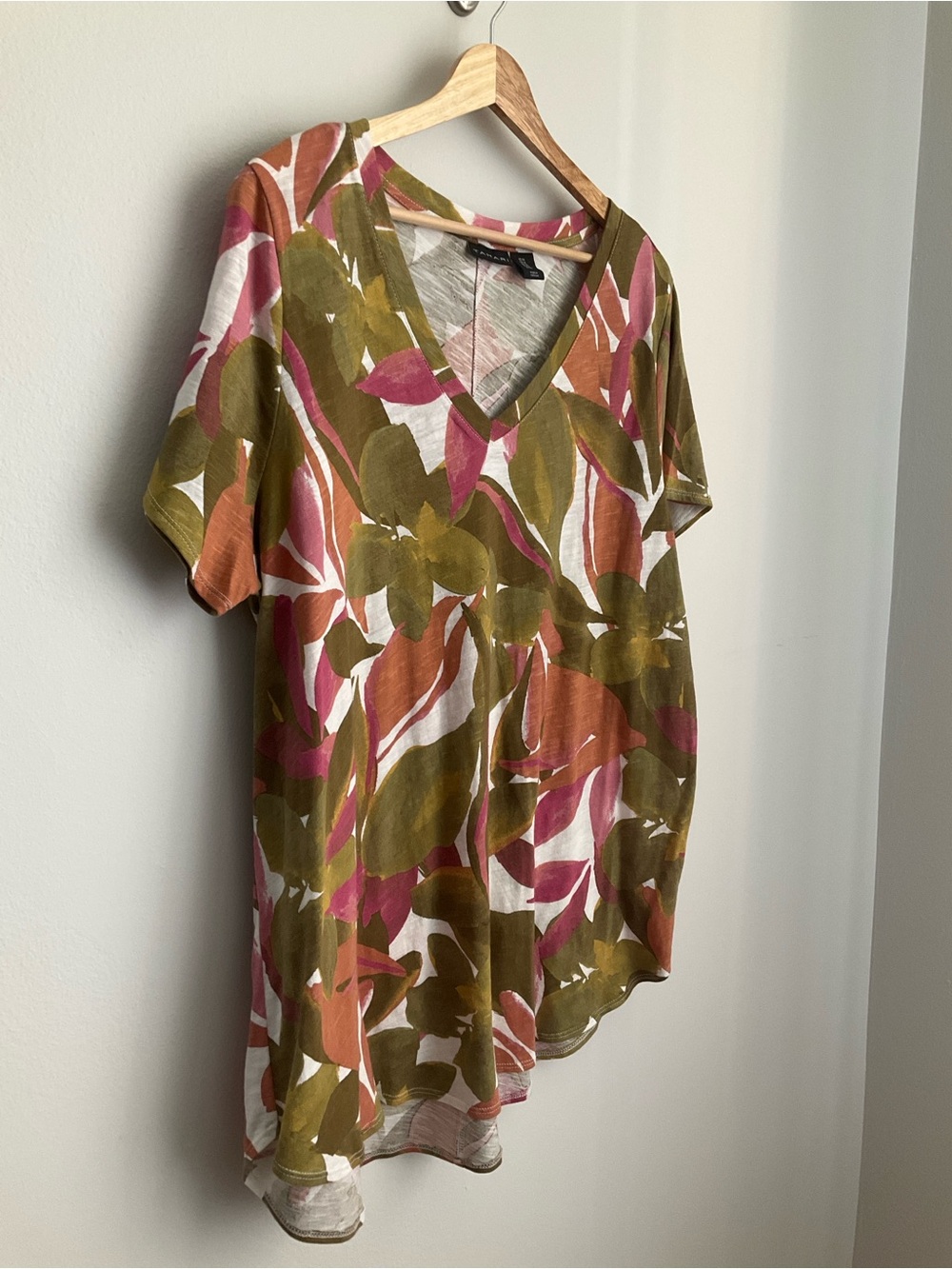 Tahari 1X V-Neck Floral Leaf Print Top in Olive, Pink & Rust 100% Cotton - Picture 3 of 8